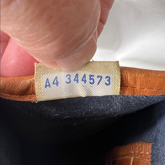 DOONEY & BOURKE VINTAGE R25 MEDIUM ESSEX AWL SHOULDER BAG IN NAVY & TAN - Picture 3 of 16